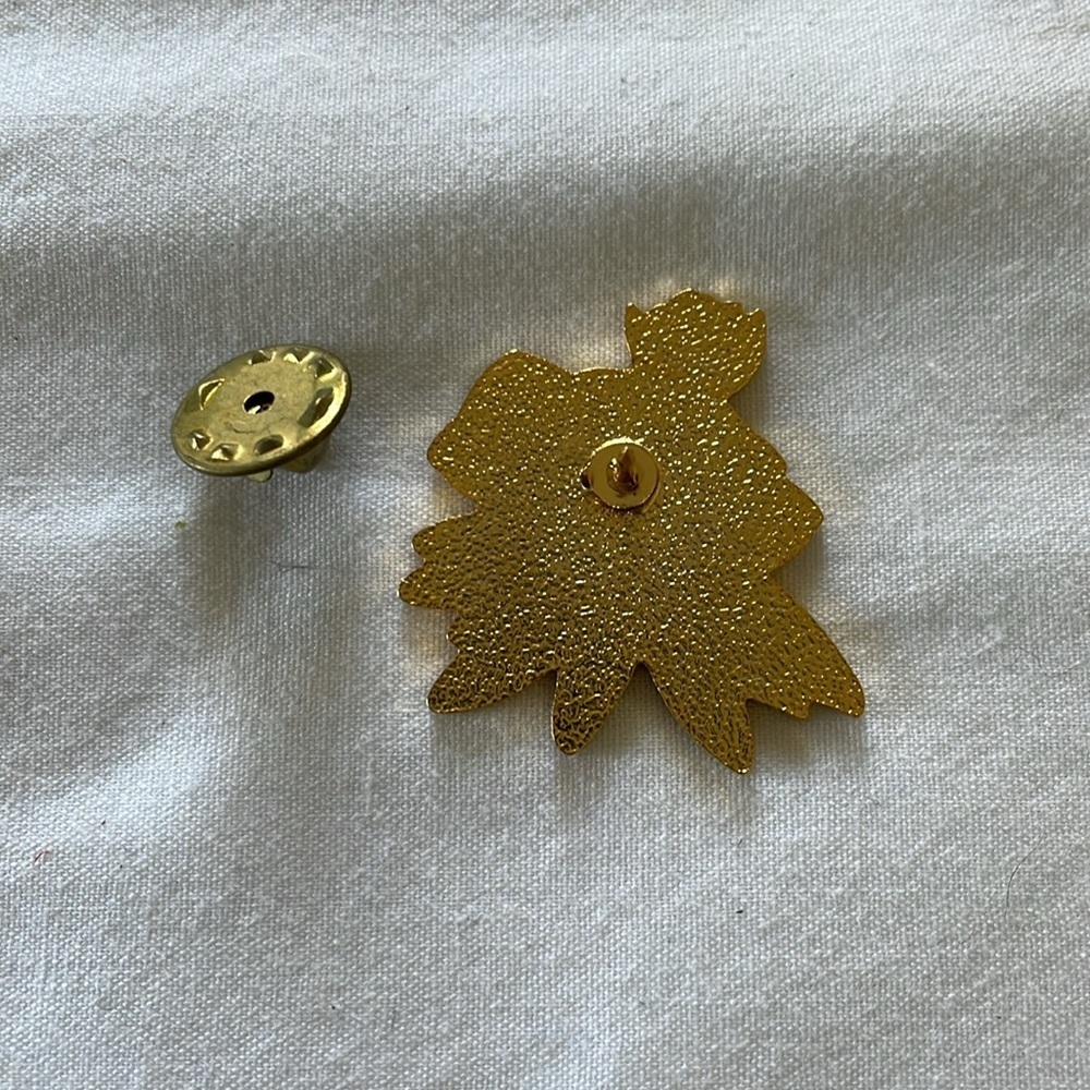 Vintage Pennsylvania Mountain Laurel pin/brooch. 1.25”Enamel white, green. - Picture 3 of 4